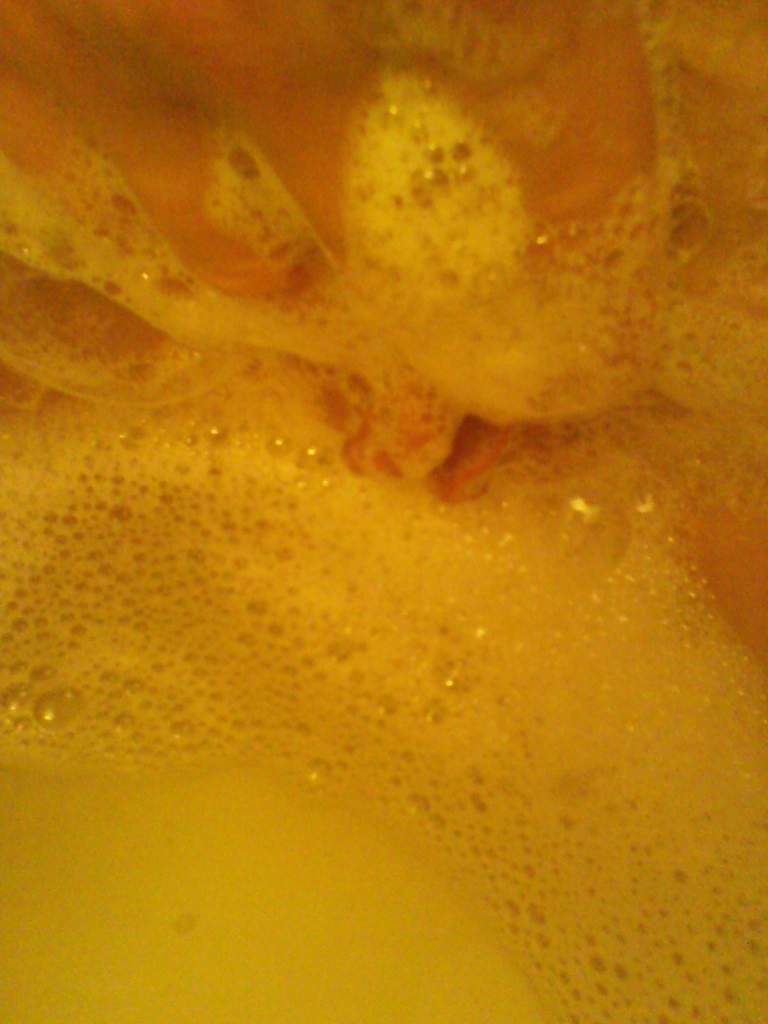 My wife relaxes and shaves her pussy in the bath — 35