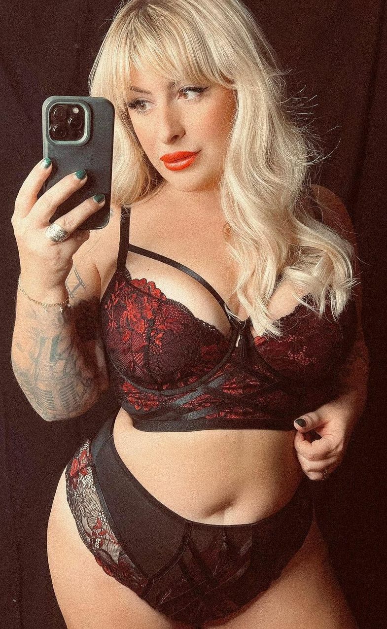 Curvy british milf loves to pose and tease — 19